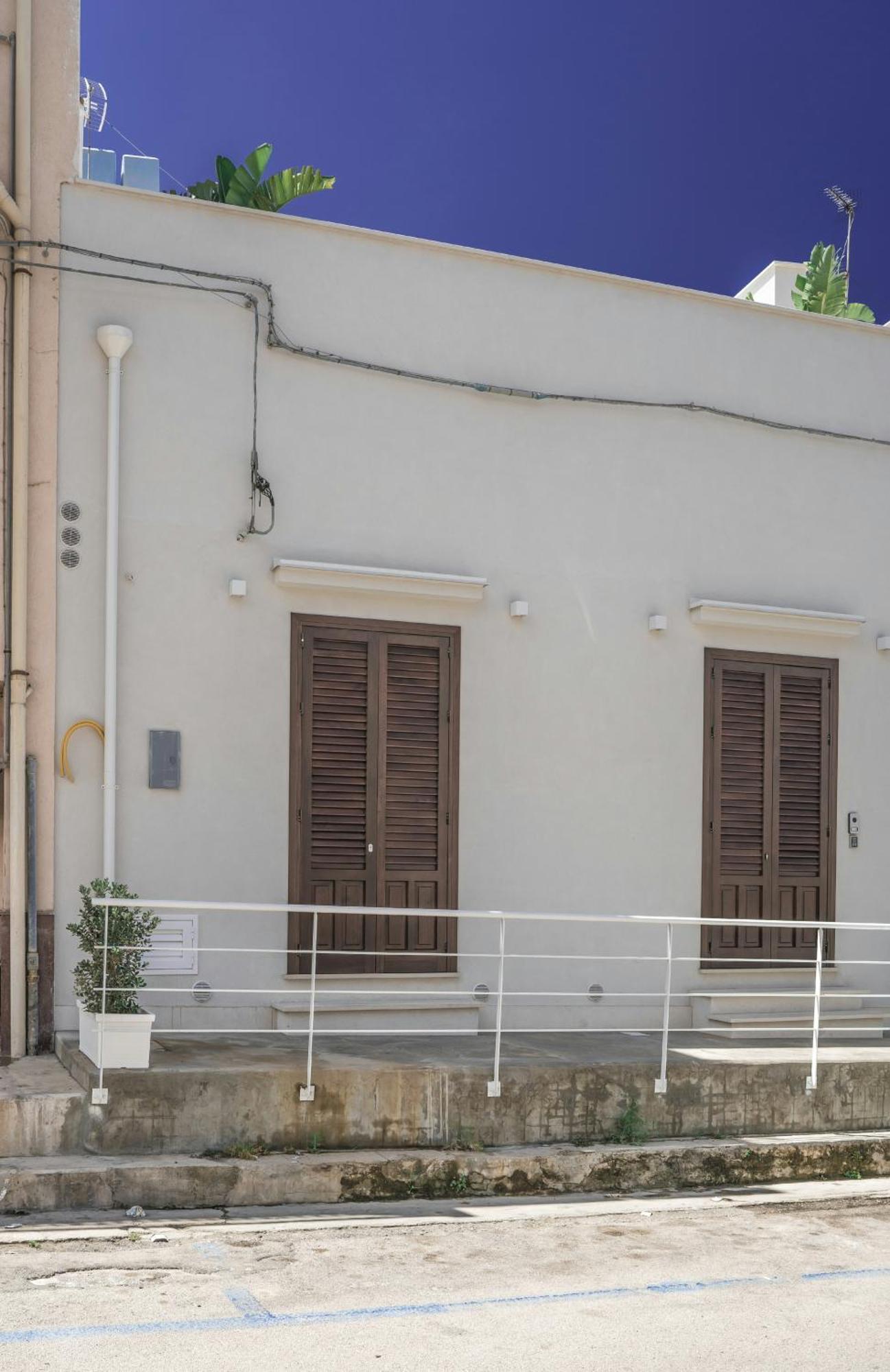 Casa Azzurra Rooms E Apartment Terrasini Bagian luar foto