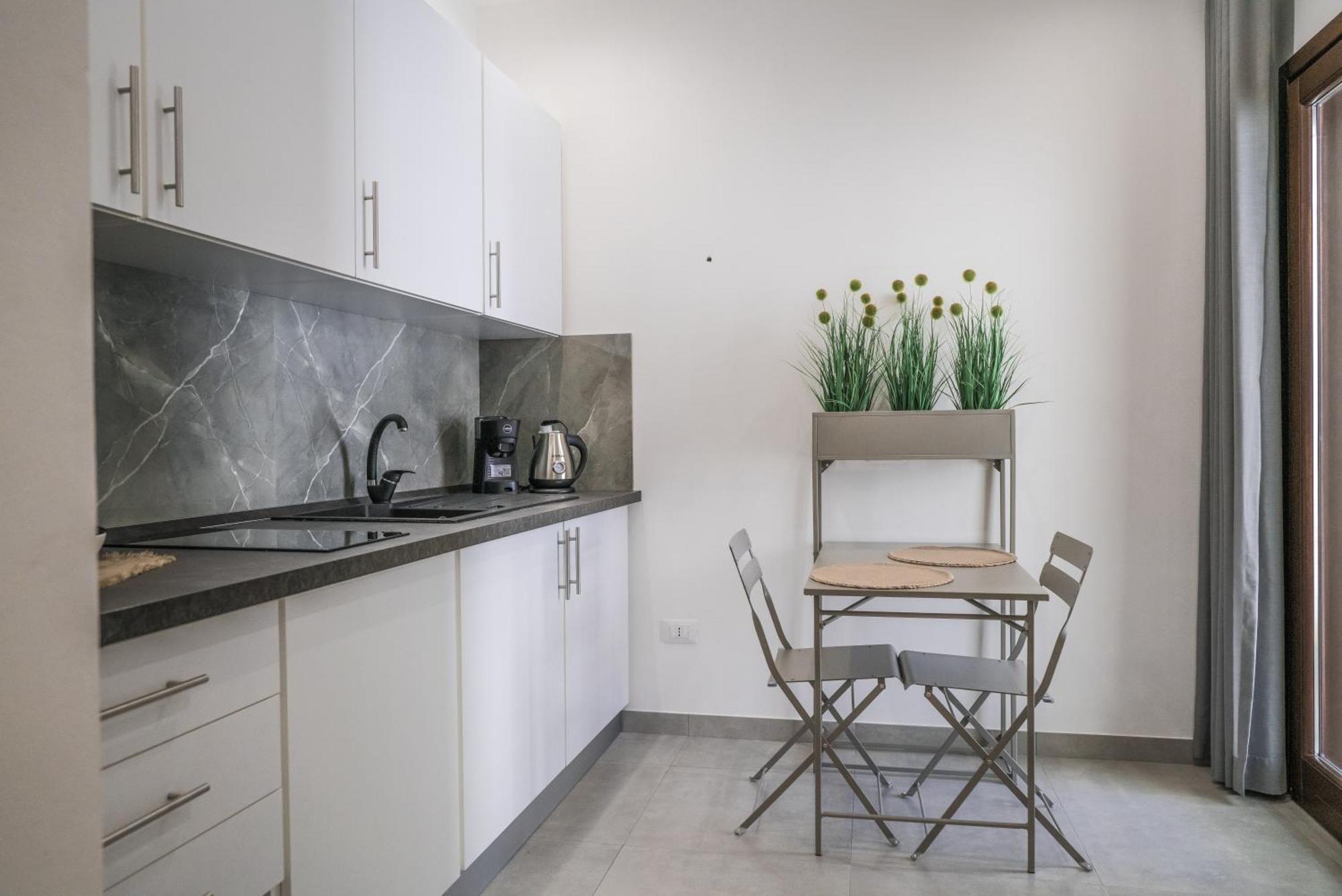 Casa Azzurra Rooms E Apartment Terrasini Bagian luar foto