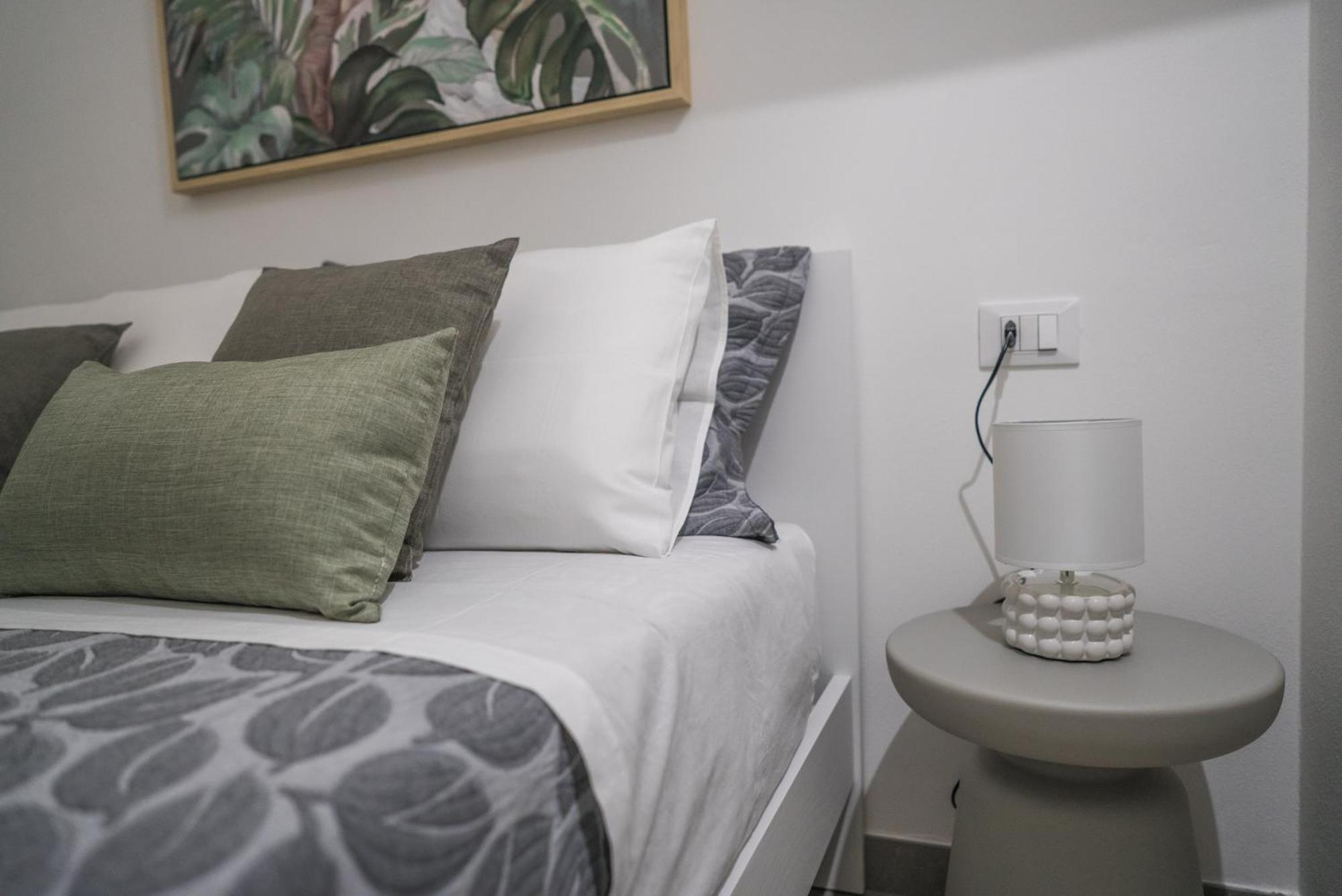 Casa Azzurra Rooms E Apartment Terrasini Bagian luar foto