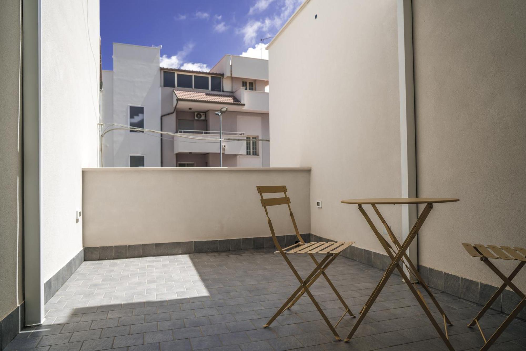 Casa Azzurra Rooms E Apartment Terrasini Bagian luar foto